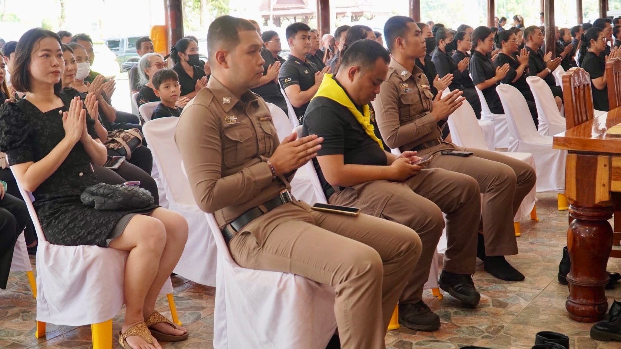 title - วันที่ 24 เมษายน 2569 เวลา 15.30 น. นายวิทูล ประดิษฐบุญ ปฏิรูปที่ดินจังหวัดปราจีนบุรี มอบหมายให้ เจ้าหน้าที่ ส.ป.ก.ปราจีนบุรี เข้าร่วม พิธีสวดพระพุทธมนต์และเจริญจิตตภาวนา เพื่อน้อมอุทิศถวายเป็นพระราชกุศลแด่ สมเด็จพระนางเจ้าสิริกิติ์ พระบรมราชินีนาถ พระบรมราชชนนีพันปีหลวง